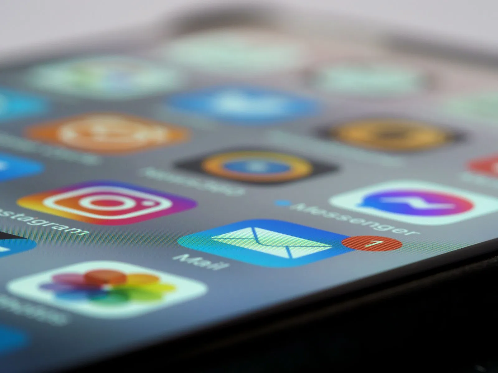 Smartphone showing app icons and notifications — one-click applying is optimised for speed, not outcomes